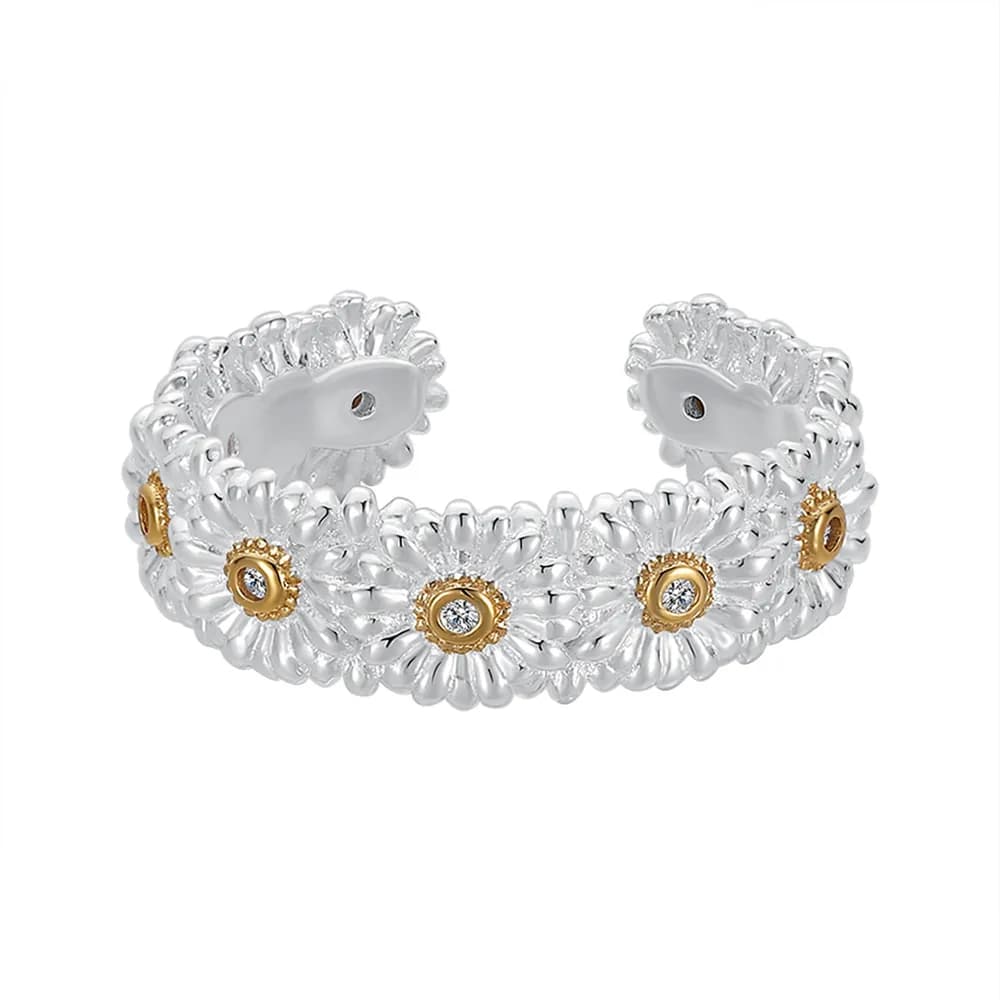 Daisy Chain Ring in Gold — Sterling silver