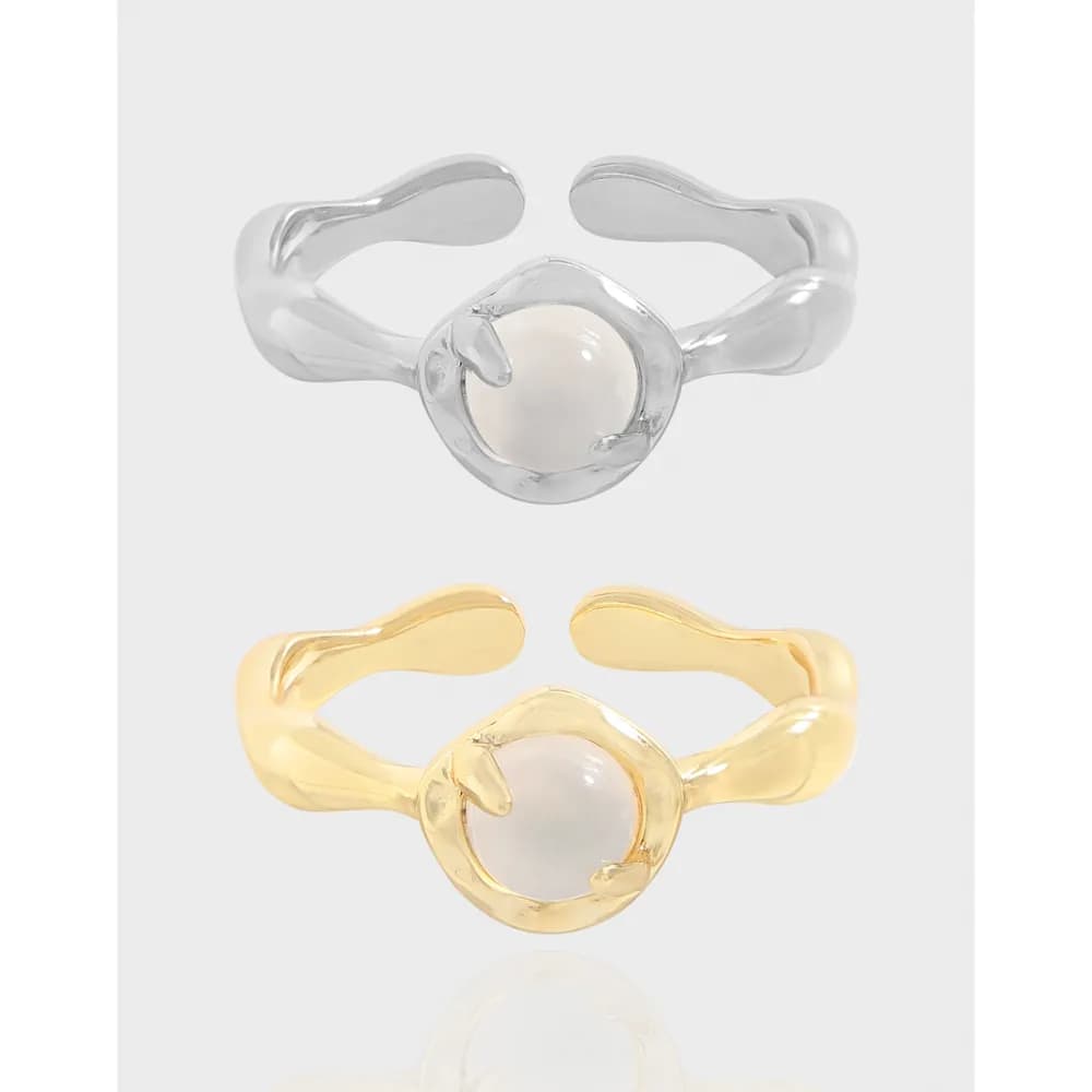 Polished open-circle pearl ring with a central pearl set in a circular bezel