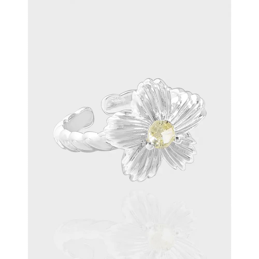 Silver daisy ring with a yellow gemstone center and ribbed petal petals