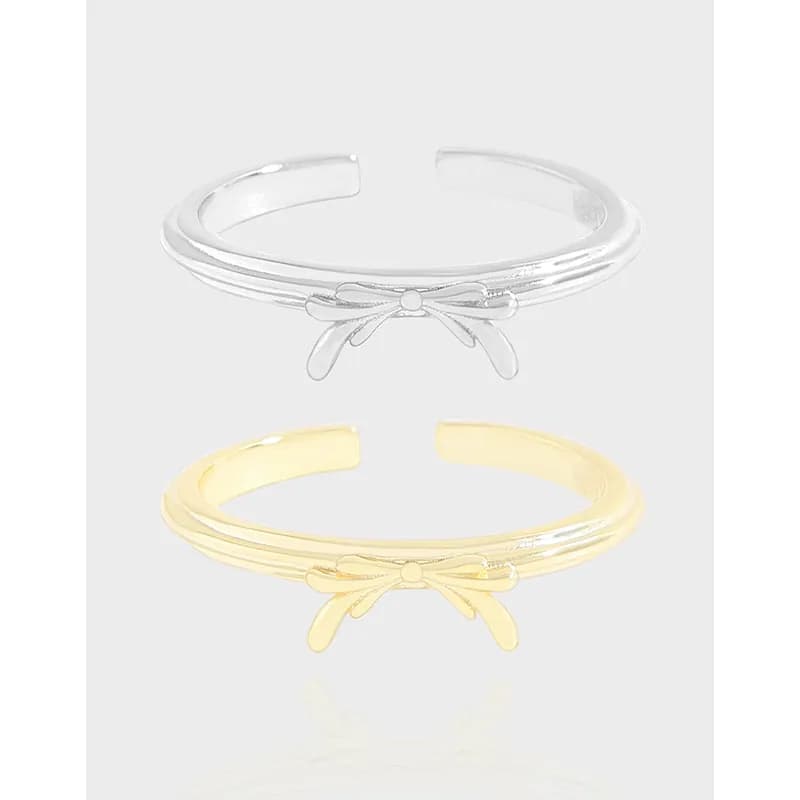 Open-band ring in silver with a small bow detail at the front
