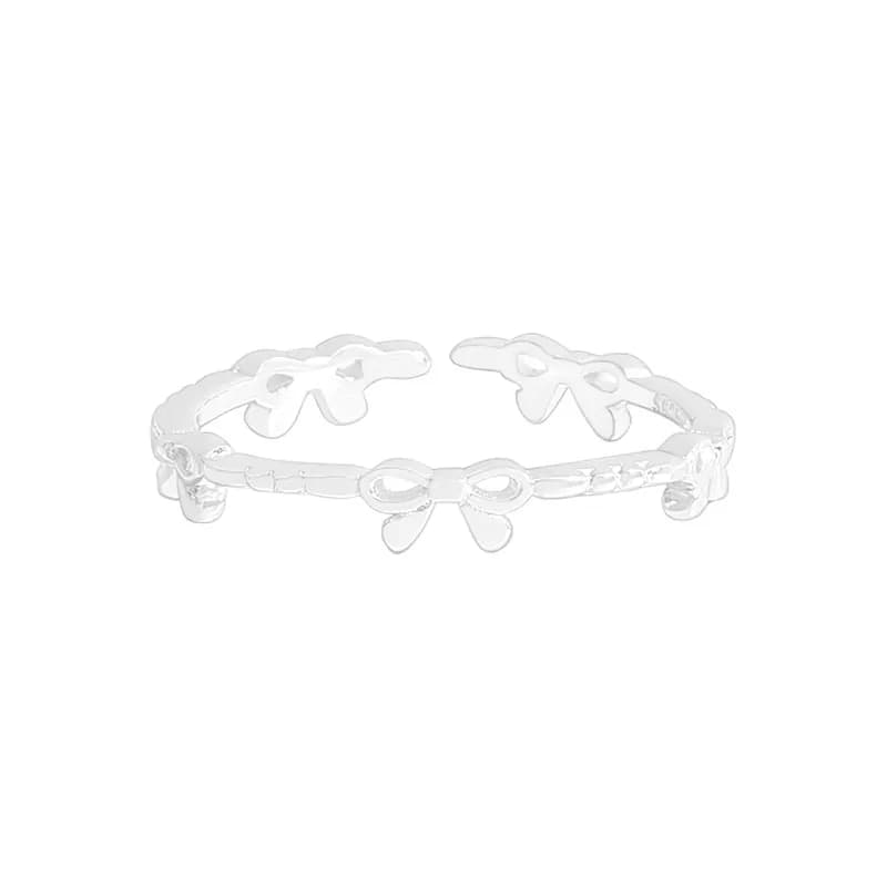 Bow Link Ring in Silver — Sterling silver