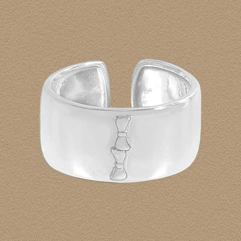 Polished sterling silver wide ring with a vertical chain-link motif carved along the center.