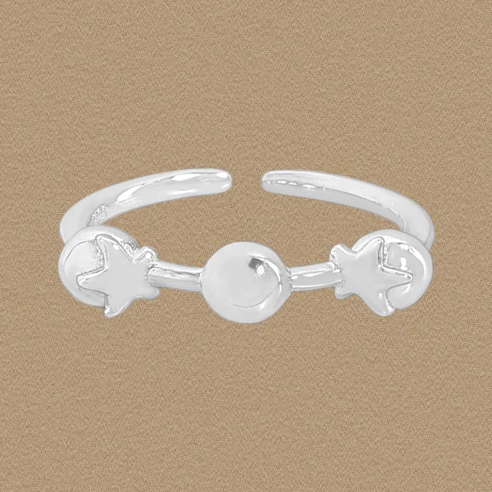 Open sterling silver ring with a central bead and clover-shaped end pieces on either side.